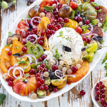 Tomatensalat mit Burrata und Johannisbeeren