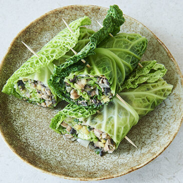 Wirsing-Wraps mit Pilzen und gelben Linsen